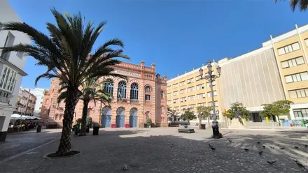 Cielo azul y despejado en la plaza Fragela, con el Teatro Falla y la Facultad de Medicina. Foto: Jose Luis Porquicho Prada.