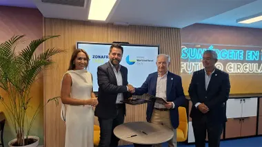 El delegado de la Zona Franca, Fran González y José Luis García Zaragoza se estrechan la mano tras la firma del acuerdo por el que el Clúster Marítimo Naval de Cádiz establece su sede en Zona Base-Incubazul.