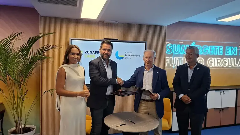 El delegado de la Zona Franca, Fran González y José Luis García Zaragoza se estrechan la mano tras la firma del acuerdo por el que el Clúster Marítimo Naval de Cádiz establece su sede en Zona Base-Incubazul.