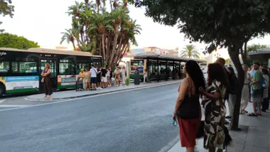 Colas en las paradas de la plaza de España de los autobuses urbanos que se vieron colapsados este jueves 16 de julio. Foto: Eulogio García.