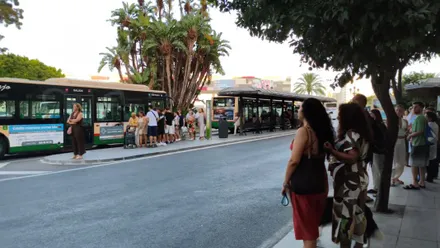 Colas en las paradas de la plaza de España de los autobuses urbanos que se vieron colapsados este jueves 16 de julio. Foto: Eulogio García.