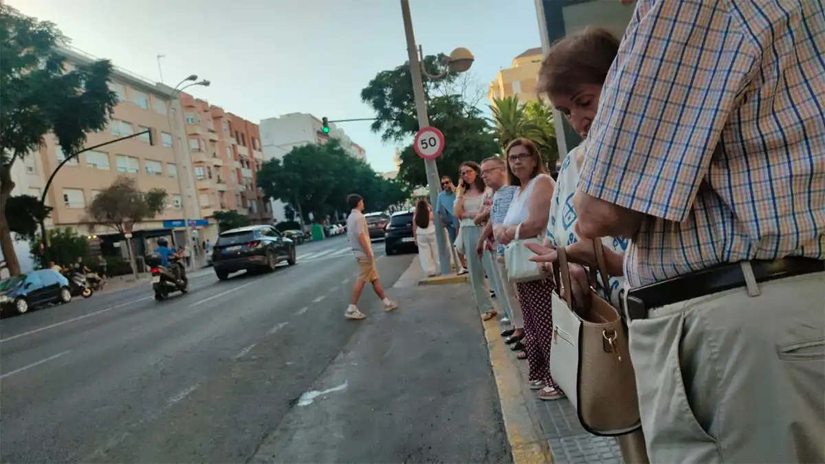 Colas en la parada frente al colegio San Felipe, donde hasta tres autobuses de la línea 1 pasaron sin detenerse. 