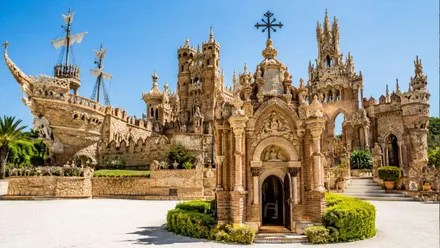 Bella arquitectura del Castillo Colomares en Málaga, en Benalmádena.