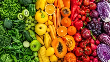 Frutas y verduras separadas por colores, del verde, al amarillo, rojo, anaranjado y morado.