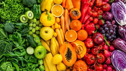 Frutas y verduras separadas por colores, del verde, al amarillo, rojo, anaranjado y morado.