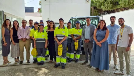 Personas, algunas ataviadas con el uniforme del servicio de limpieza de Conil.