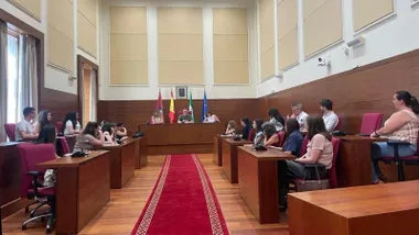 Niños y niñas debatiendo en el foro del Ayuntamiento de Chiclana, en el salón de plenos.