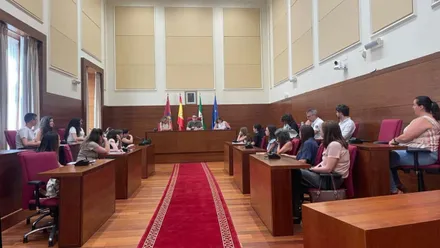 Niños y niñas debatiendo en el foro del Ayuntamiento de Chiclana, en el salón de plenos.
