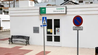 Fachada blanca del Consultorio Médico de Zahara de los Atunes.