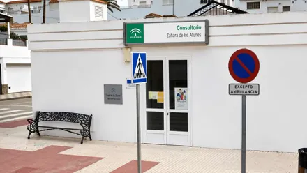 Fachada blanca del Consultorio Médico de Zahara de los Atunes.