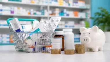 Cesta con medicinas en un cestillo junto a una hucha.
