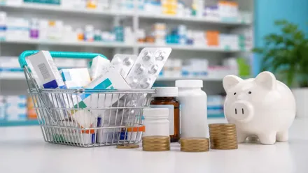 Cesta con medicinas en un cestillo junto a una hucha.