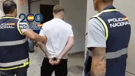 Agentes de la Policía Nacional conducen a uno de los seis detenidos en este caso. Foto: Policía Nacional.