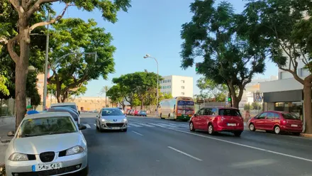 Lunes de mucho calor en la provincia de Cádiz. La imagen de la avenida principal de la ciudad a primera hora de la mañana ya transmite calor. Foto: José Luis Porquicho Prada.
