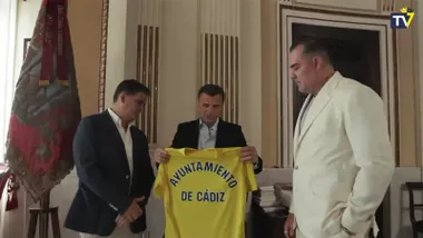 El alcalde de Cádiz, Bruno García, observa la camiseta del club que le han entregado Christian Septien el vicepresidente, Rafael Contreras. Foto: Cádiz CF.