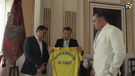 El alcalde de Cádiz, Bruno García, observa la camiseta del club que le han entregado Christian Septien el vicepresidente, Rafael Contreras. Foto: Cádiz CF.
