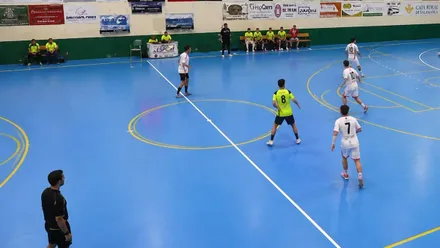 Jugadores de fútbol sala en una pista.