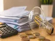 La OCU alerta del error que hace que miles de hogares paguen hasta 450 euros más al año en la luz