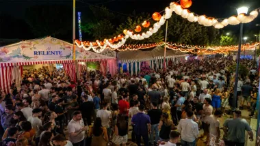 Muchas personas en la zona de casetas de la Feria de San Fernando.