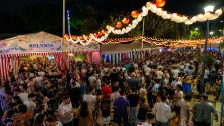 Muchas personas en la zona de casetas de la Feria de San Fernando.