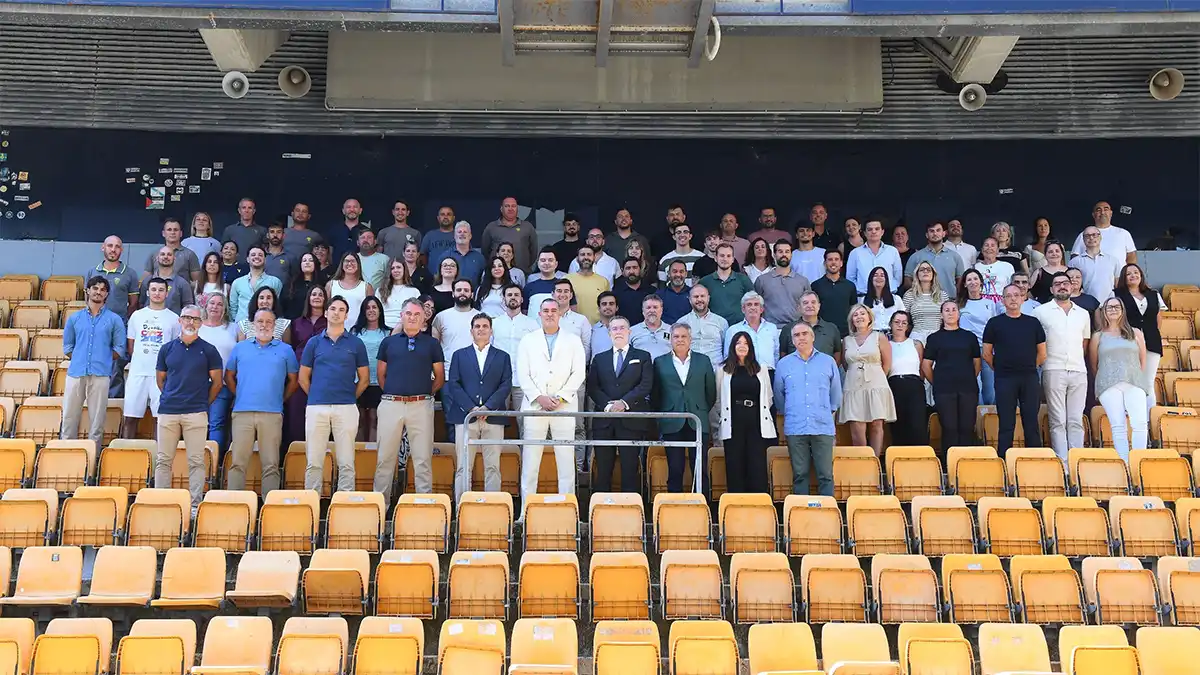 Foto de familia con el personal del club. Foto: Cádiz CF.