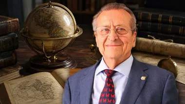 Globo del mundo, mapa y otros elementos naúticos. junto a Francisco González de Posada.