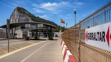 Verja y frontera entre la colonia de Gibraltar y España.