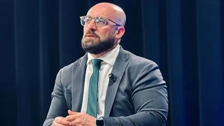 El alcalde de El Puerto, Germán Beardo, en una conferencia, va de chaqueta y corbata grises.