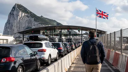 Coches haciendo cola para entrar en Gibraltar antes de caer "La Verja".