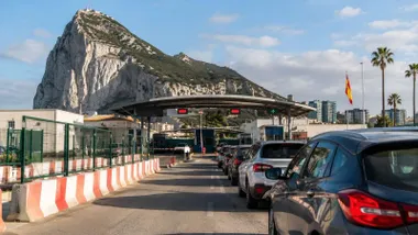 Vehículos en una cola para entrar en Gibraltar.