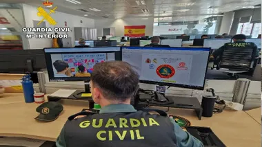 Frente a la pantalla de un ordenador un agente de la Guardia Civil de delitos informáticos.