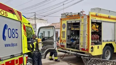 Camiones de bomberos a su llegada a la casa incendiada de Arcos.