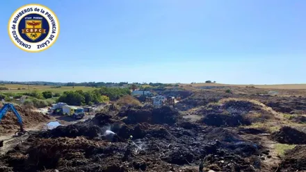Montones de residuos quemados en el vertedero de Chiclana.