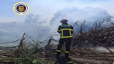 CBPC del parque de Los Barrios, con el apoyo de Algeciras, están interviniendo por un incendio de cañaveral y monte bajo en Taraguilla (San Roque).