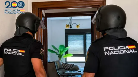Varios policías nacionales entran en el inmueble.