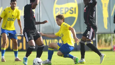 Javi Castro, durante una acción del amistoso entre el Cádiz CF y el Orlando Pirates, con Joaquín González siguiendo la jugada desde el fondo.. Foto: Cádiz CF.