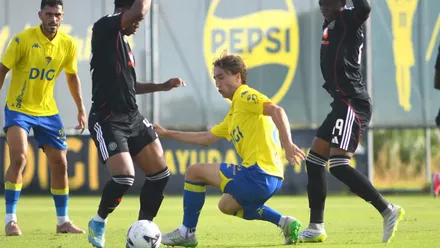 Javi Castro, durante una acción del amistoso entre el Cádiz CF y el Orlando Pirates, con Joaquín González siguiendo la jugada desde el fondo.. Foto: Cádiz CF.