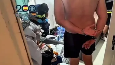 Persona esposada y registro de la Policía Nacional en Jerez.