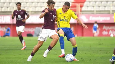 Joaquín González pelea un balón ante un rival del Leicester. Foto: Cádiz CF.