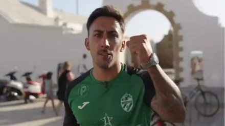 Joselito viste la camiseta verde y negra del CD Géminis Carlos Requena y levanta el puño en la entrada de la playa de La Caleta, en Cádiz, en su foto de presentación como nuevo jugador del club.