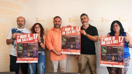 Delegado y organizadores de la "Noche del Rol" en Chiclana sosteniendo el cartel.