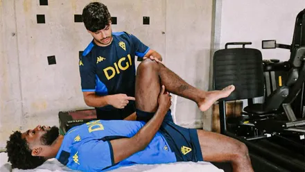 Kenan Toibibou durante su reconocimiento médico en la Clínica San Rafael. Foto: Cádiz CF.