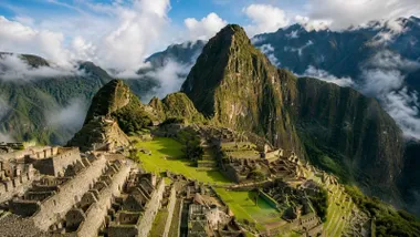 Ciudadela de Machu Picchu con sus verdes y escarpadas montañas.