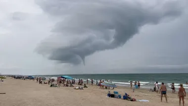 Formación de una manga marina en la costa de Cádiz, se ve el cono de vientos en el cielo.