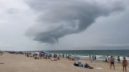Formación de una manga marina en la costa de Cádiz, se ve el cono de vientos en el cielo.