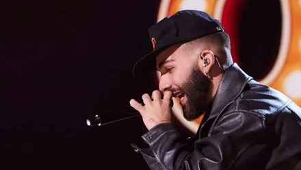 Manuel Turizo, con gorra negra, en un momento de una actuación.