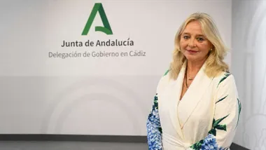 Mercedes Colombo, con indumentaria en blanco, delegada del Gobierno andaluz.