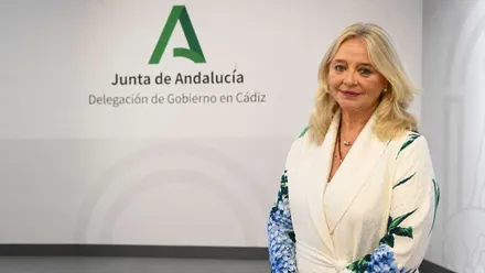 Mercedes Colombo, con indumentaria en blanco, delegada del Gobierno andaluz.