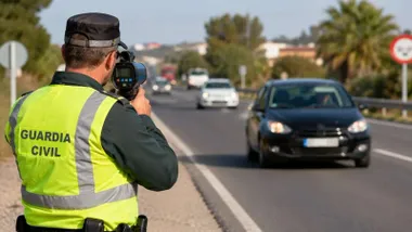 Guardia Civil haciendo mediciones de velocidad a pie de carretera.