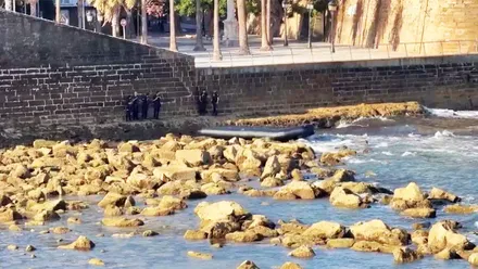 La Policía Nacional inspecciona la embarcación aparecida junto a la Punta de San Felipe de Cádiz.